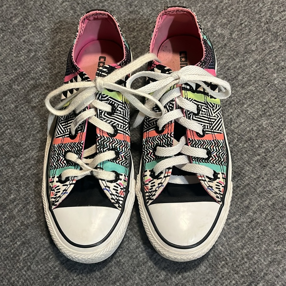 Converse abstract print low top Chucks, size 6